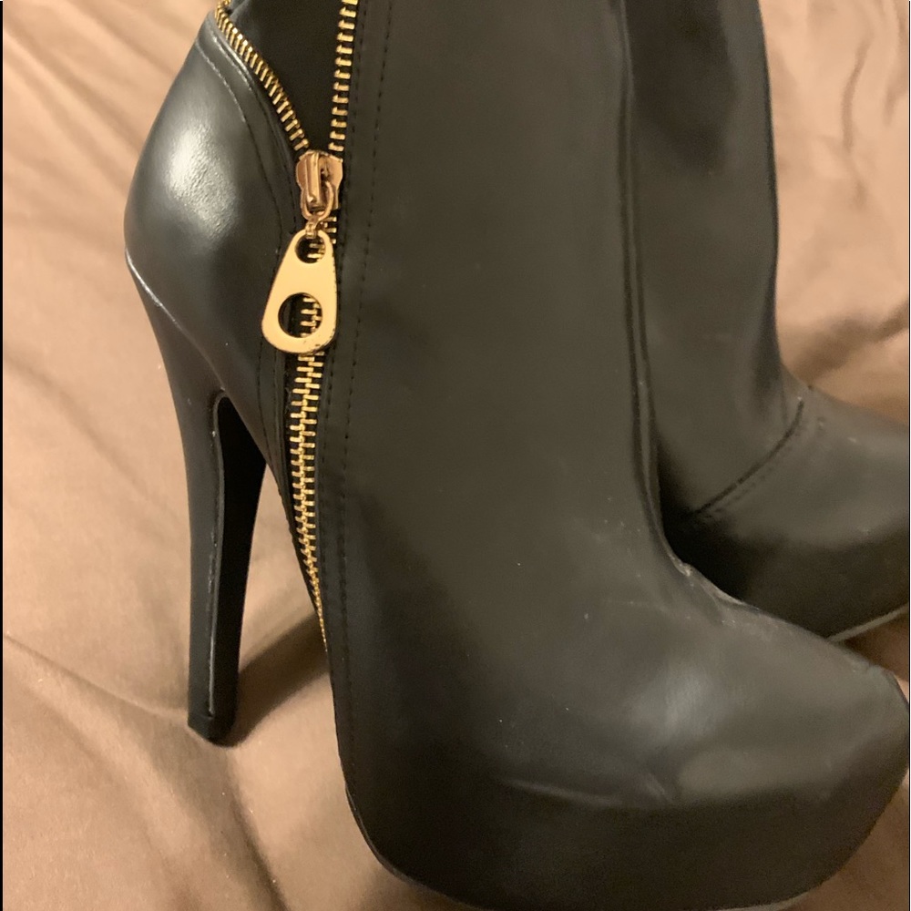 Black Stiletto pumps (size 6) never worn!!